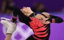 Dançando no gelo, patinadora brasileira faz história