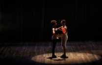 Espetáculo do Studio Viégas de Dança leva o frevo para ruas do Recife