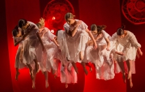 Espetáculo Maria, do Pantomima Grupo de Dança, aborda a feminilidade nas suas diversas formas