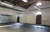 Sala de dança e teatro do Mercado Eufrásio Barbosa com inscrições abertas para uso gratuito